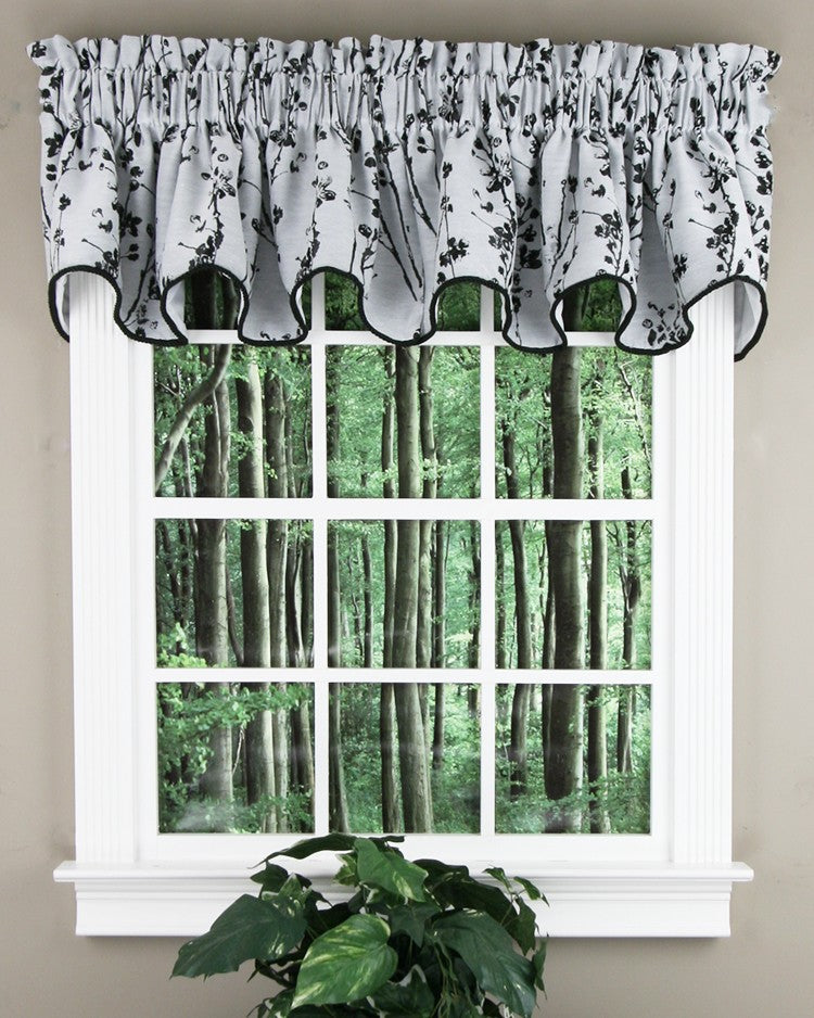 Meadow Lined Scalloped Valance